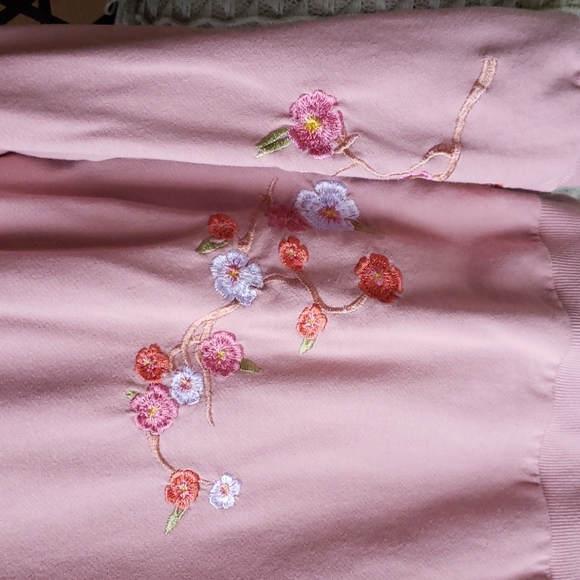 Pink embroidered blossoms top - Picture 3 of 11